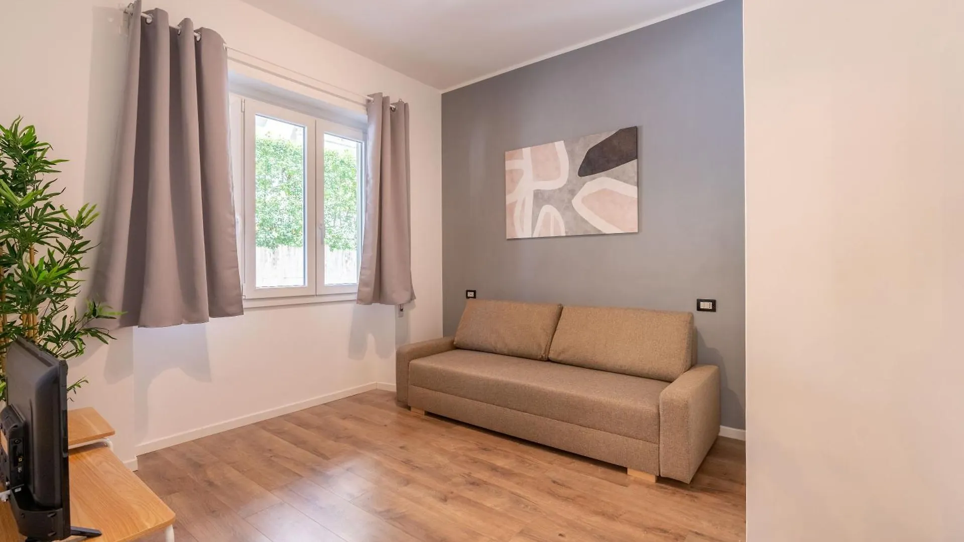 Central Modern Apartment - Colosseo 10 Min Rome 0*,  Italy
